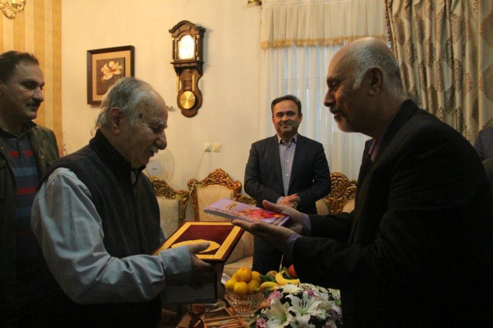 دیدار فرماندار شهرستان لاهیجان و جمعی از اصحاب فرهنگ و هنر با نویسنده کتاب «شهر من لاهیجان»