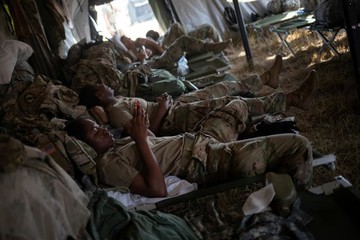 سربازان ارتش آمریکا در یک پایگاه نظامی در مرز ایالات متحده-مکزیک در ایالت تگزاس استراحت می‌کنند