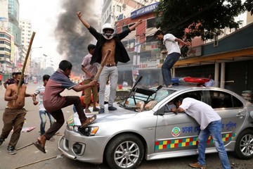 فعالان حزب ملی بنگلادش به هنگام درگیری با پلیس در شهر داکا، یک خودرو را تخریب می‌کنند
