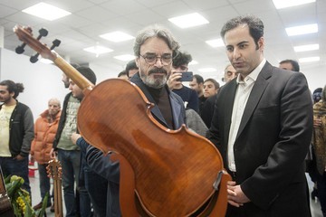 عکس | بازدید حسین علیزاده از نمایشگاه «سازخانه»