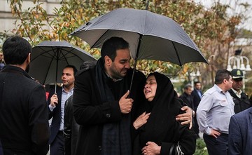 بی‌تابی فرزند مرحوم نوربخش در مراسم تشییع پدر