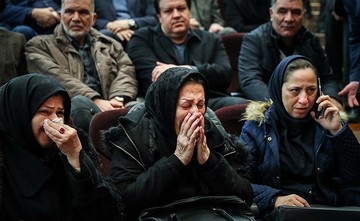 بی‌تابی فرزند مرحوم نوربخش در مراسم تشییع پدر