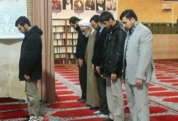 عکس | اقتدای آیتالله به دانشجو! عکس | اقتدای آیتالله به دانشجو!