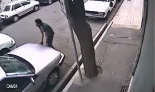 فیلم دوربین‌های مداربسته از لحظه سرقت کامپیوتر خودرو