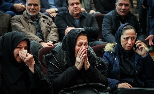 بی‌تابی فرزند مرحوم نوربخش در مراسم تشییع پدر