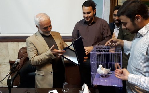 یک تشکل دانشجویی به حسن عباسی کبوتر هدیه داد! + عکس