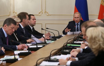 فشار تحریم‌ها بر مسکو، روبل در سقوط آزاد