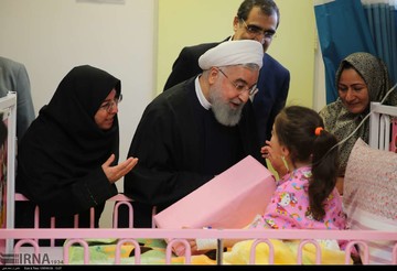 عکس | عیادت روحانی از یک کودک در بیمارستان خوی