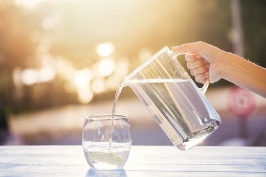 ۸ دلیل برای آب نوشیدن بیشتر در ماه‌های سرد سال