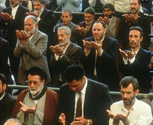 عکس | محمد علی کلی در صف نماز جمعه تهران عکس | محمد علی کلی در صف نماز جمعه تهران