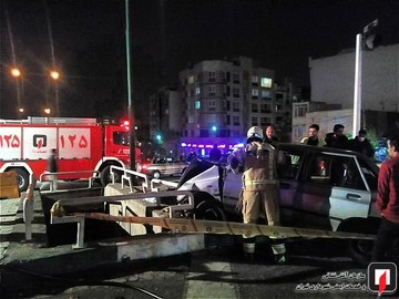تصادف پراید با گاردریل بزرگراه باقری