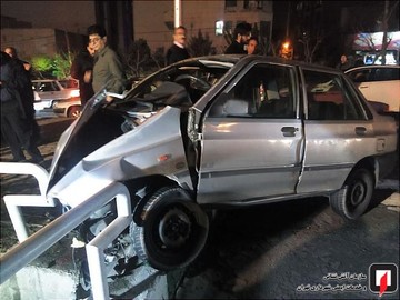 تصادف پراید با گاردریل بزرگراه باقری