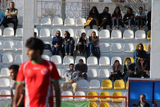 تصاویری از حضور زنان روی سکوهای یک استادیوم فوتبال