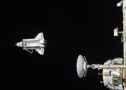 فضاپیمای دیسکاوری پس از جدا شدن از ایستگاه فضایی بین‌المللی