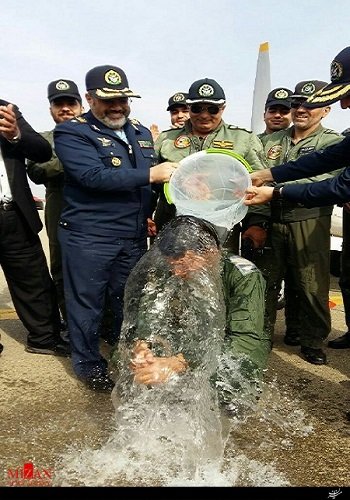 عکس/ وقتی فرمانده نیروی هوایی ارتش بر روی سرِ یک خلبان آب سرد ریخت