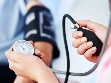 سنجش فشار خون بیماران با اکسیمتر