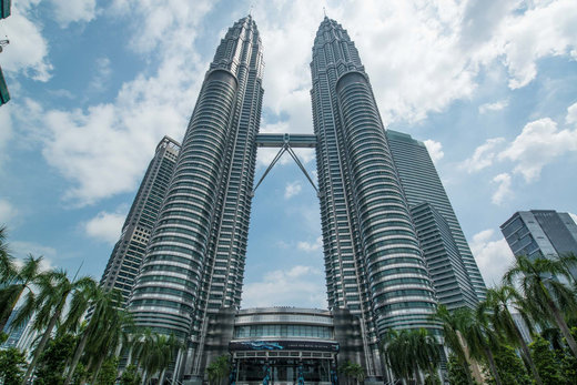 برج‌های دوقلوی پتروناس در شهر کوالالامپور مالزی