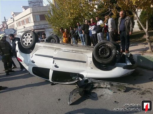 واژگونی پژو 206 در بلوار شقایق