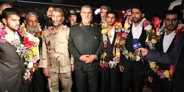عکس/ لحظه ورود مرزبانان آزاد شده به کشور