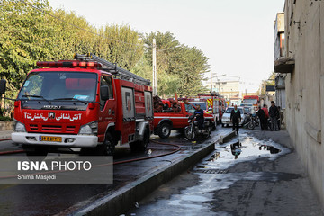 نجات ۷ فرد گرفتار در دود و آتش ساختمان ۵ طبقه
