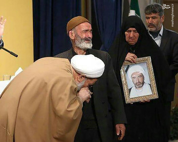 بوسیدن دست پدر شهید توسط نماینده ولیفقیه در ارتش/ عکس بوسیدن دست پدر شهید توسط نماینده ولیفقیه در ارتش/ عکس