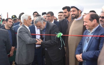 بوسه وزیر بر دستان کشاورز ملایری /عکس