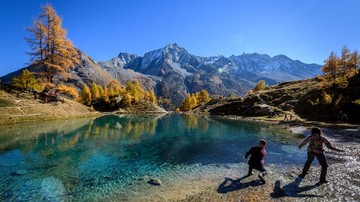 پرتاب سنگ توسط گردشگران به دریاچه آبی سوئیس