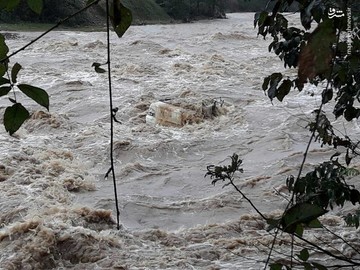 عکس | سقوط پراید به رودخانه فومن