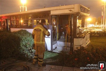 تصادف اتوبوس مسافربری با جدول حاشیه میدان آزادی