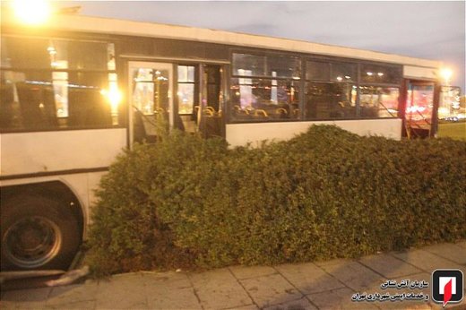 تصادف اتوبوس مسافربری با جدول حاشیه میدان آزادی