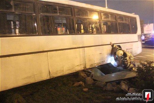 تصادف اتوبوس مسافربری با جدول حاشیه میدان آزادی