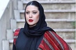 پوشش نظامی نازنین کریمی با اسلحه‌ای در دست