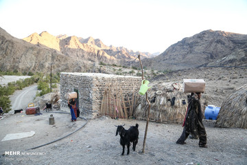 توزیع سبد کالا در روستاهای صعب‌العبور سیستان و بلوچستان