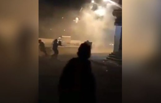 فیلم | صحنه جنگ خیابانی بین هواداران دو تیم فوتبال!