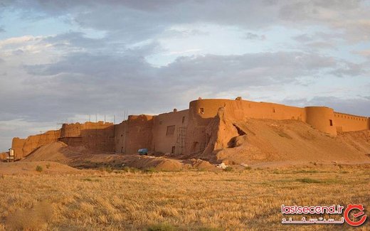 بزرگ‌ترین بناهای خشتی و گلی در کجای ایران قرار دارند؟