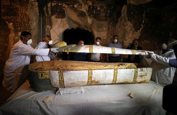 باستانشناسان در تابوتی در یک آرامگاه در شهر اقصر مصر را برمی‌دارند
