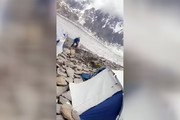 فیلم | لحظه وحشتناک سقوط یک سنگ بزرگ به سمت کوهنوردان