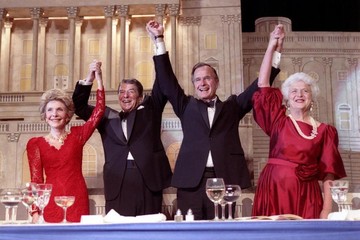 رونالد ریگان و جرج هربرت واکر بوش با همسرانشان در واشنگتن، 11 مه 1988
