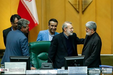 عکس | خوش و بش لاریجانی و مطهری در جلسه علنی امروز