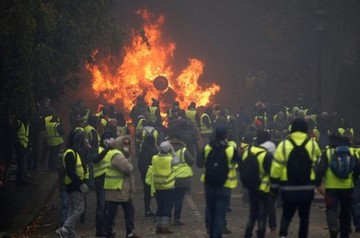 فیلم | درخواست معترضین برای استیضاح دولت فرانسه
