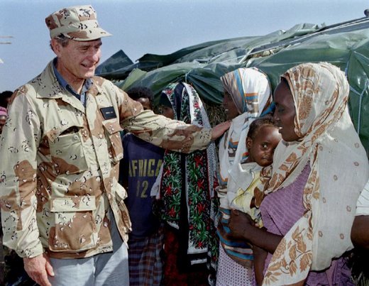 ملاقات جرج هربرت واکر بوش با زنان و کودکان سومالی در 2 ژانویه 1993