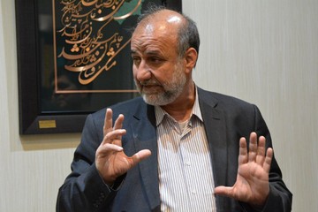 بیادی: از احزاب سنتی اصولگرا فقط «پوسته‌ای» مانده / فعالیت انتخاباتی ندارند / احمدی نژاد «لیست» می‌دهد؟