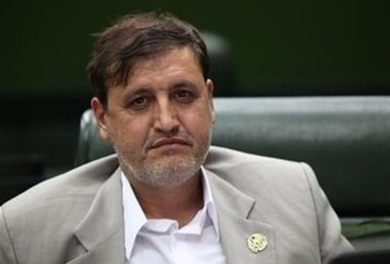 عضو جبهه پایداری: احمدی‌نژاد اگر می‌خواست با امام و رهبری تقابل کند، عکس آنها را بالای سرش نمی‌گذاشت!
