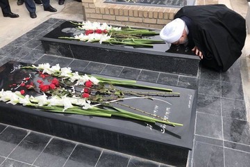 عکس | بوسه روحانی بر مزار پدر و مادرش