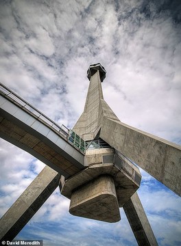 سمت چپ برج Avala صربستان