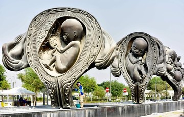 مجسمه‌های جنین و مادر در دوحه جاذبه گردشگری شد