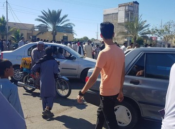 تجمع مردم در نزدیکی محل حادثه تروریستی چابهار