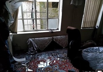 خسارت وارد شده به یکی از خانه های اطراف محل حادثه