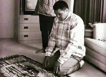 عکس | محمدعلی کلی و دخترش در حال نماز خواندن