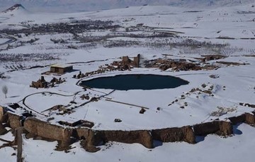 رفتن تا پای مرگ برای کشف اسرار دریاچه مرموز